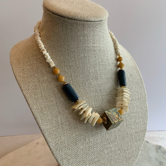 Shell&Beads Necklace - Picture 7 of 7